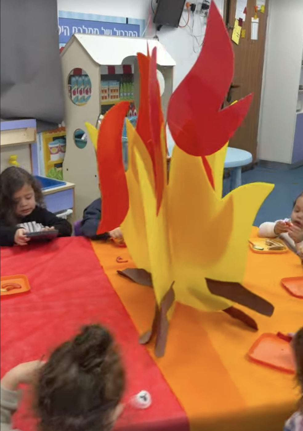 פעילות יצירה סביב מדורת נייר בגן